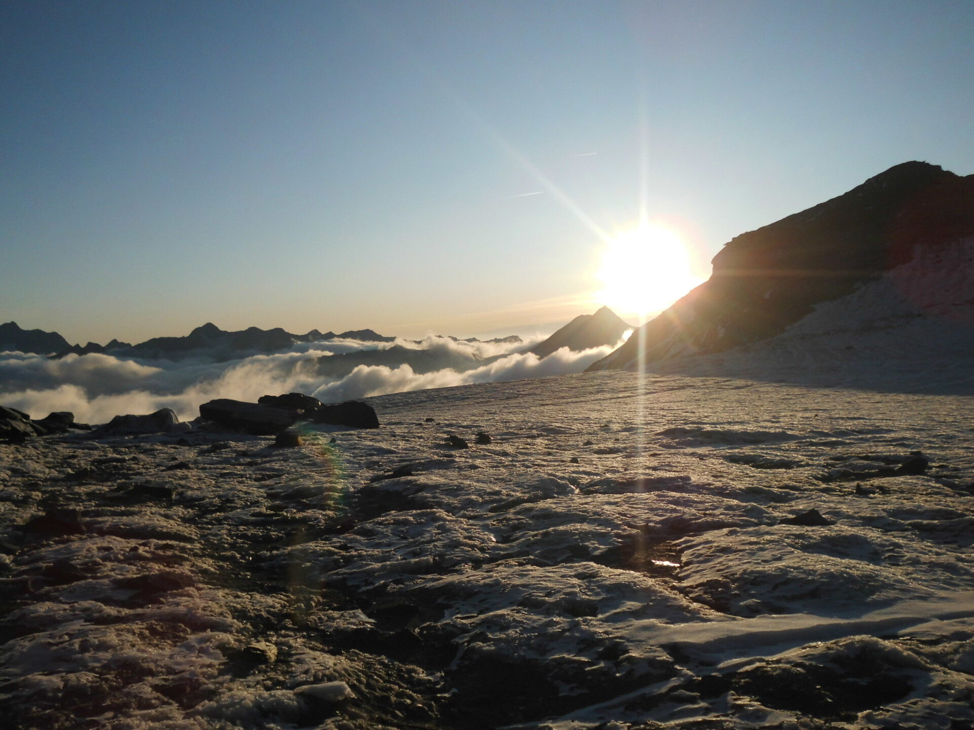 Strahlhorn 4190m, dlouhá cesta na vrchol